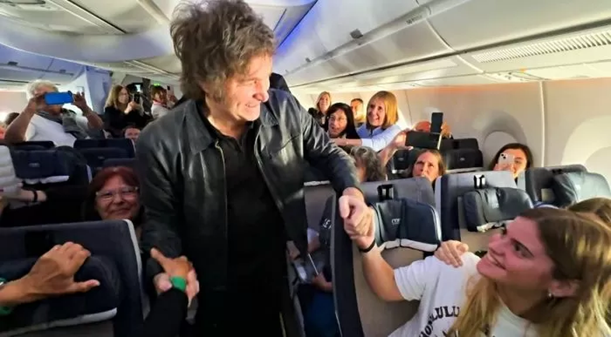 El vocero presidencia, Manuel Adorni, confirmó que Javier Milei dejará de volar en vuelos de línea como lo hizo hasta su último traslado a los Estados Unidos. El vocero presidencia, Manuel Adorni, confirmó que Javier Milei dejará de volar en vuelos de línea como lo hizo hasta su último traslado a los Estados Unidos.