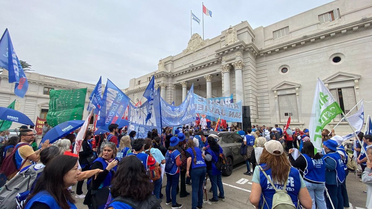 Manifestación De Gremios Estatales Frente A Legislatura De Santa Fe En ...