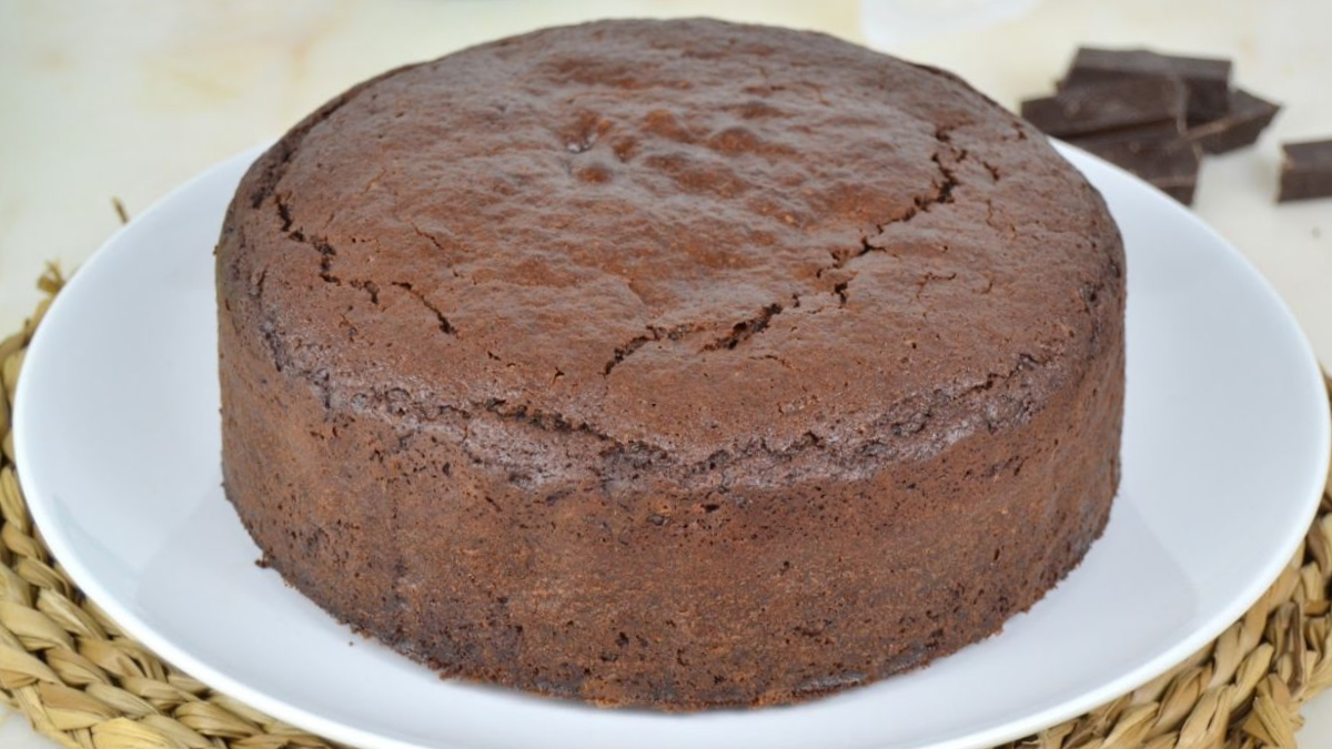 Cómo hacer el mejor bizcochuelo de chocolate para postres o tortas de cumpleaños: la receta económica