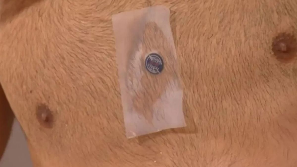 Cuando se quitó la remera en la cancha, se pudo ver que el serbio tenía una especie de chip pegado con cinta en el medio del pecho. Cuando se quitó la remera en la cancha, se pudo ver que el serbio tenía una especie de chip pegado con cinta en el medio del pecho.