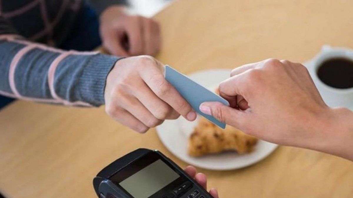 La víctima lo encontró en uno de los locales donde hizo las compras y la policía lo detuvo. Los detalles.