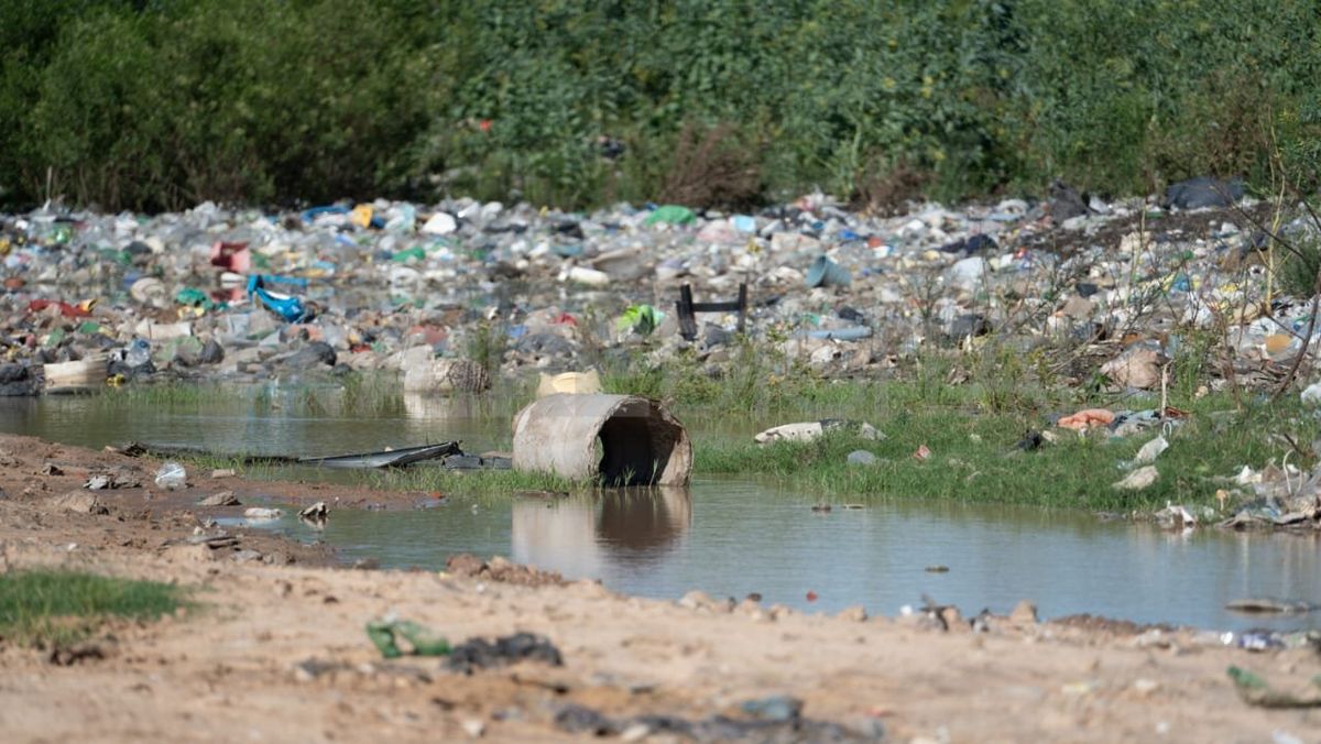 Durante 2023 se supo que en San Jos&eacute; del Rinc&oacute;n se extend&iacute;a un basural junto a las aguas de la Set&uacute;bal. En 2024, intervino el Ministerio de Ambiente para recuperar la zona, luego del constante reclamo de vecinos.