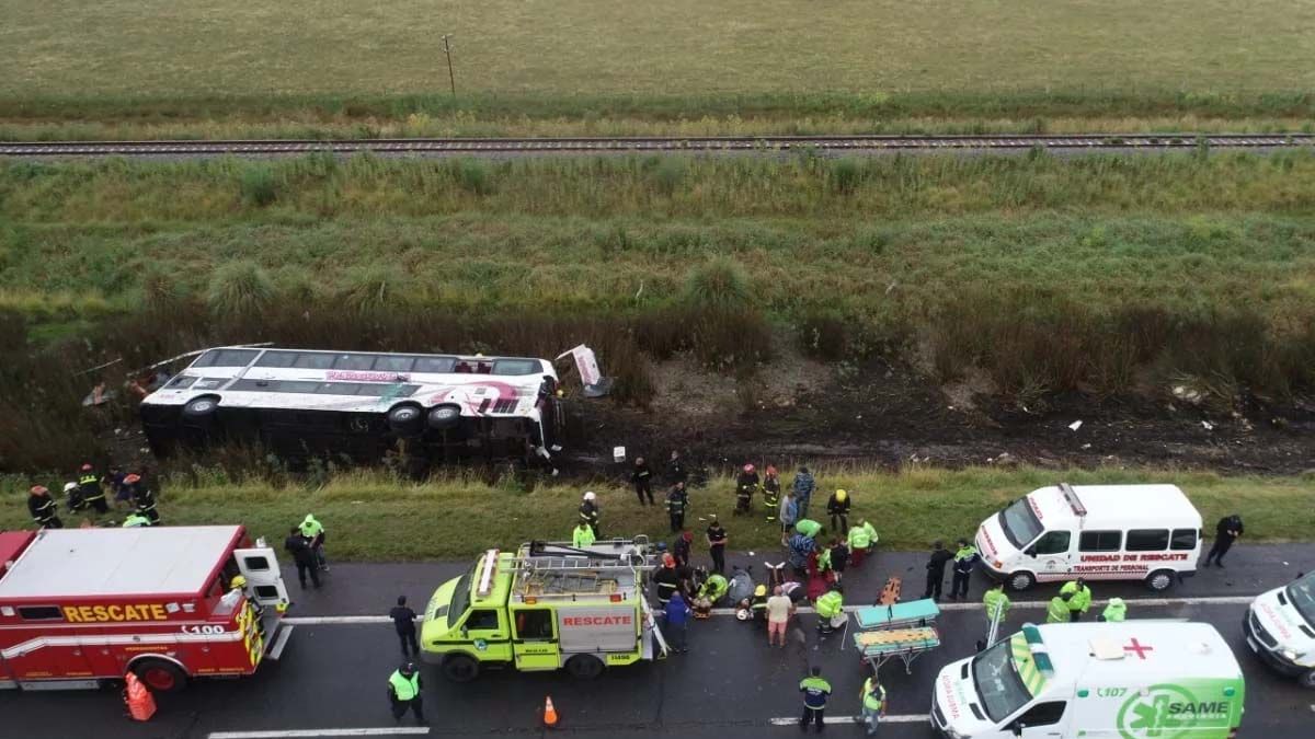Dos niños de 3 y 6 años y dos adultos están en grave estado por el vuelco de un micro en la Ruta 2