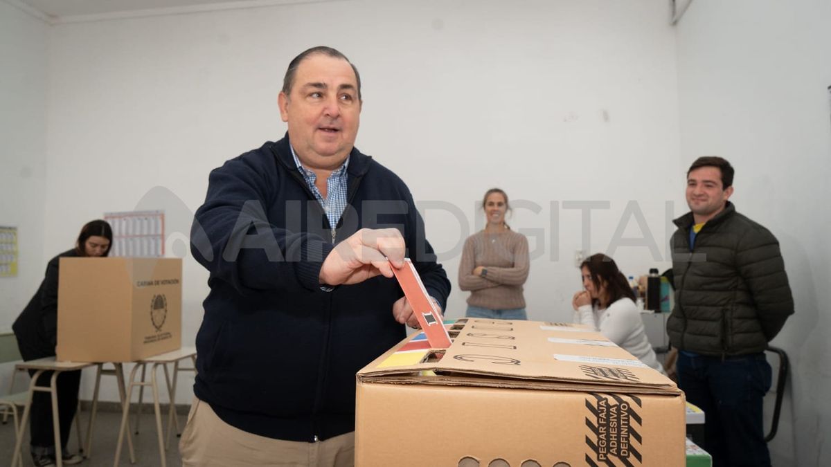 Elecciones Santa Fe 2023: Juan Pablo Poletti emitió su voto acompañado por su familia.
