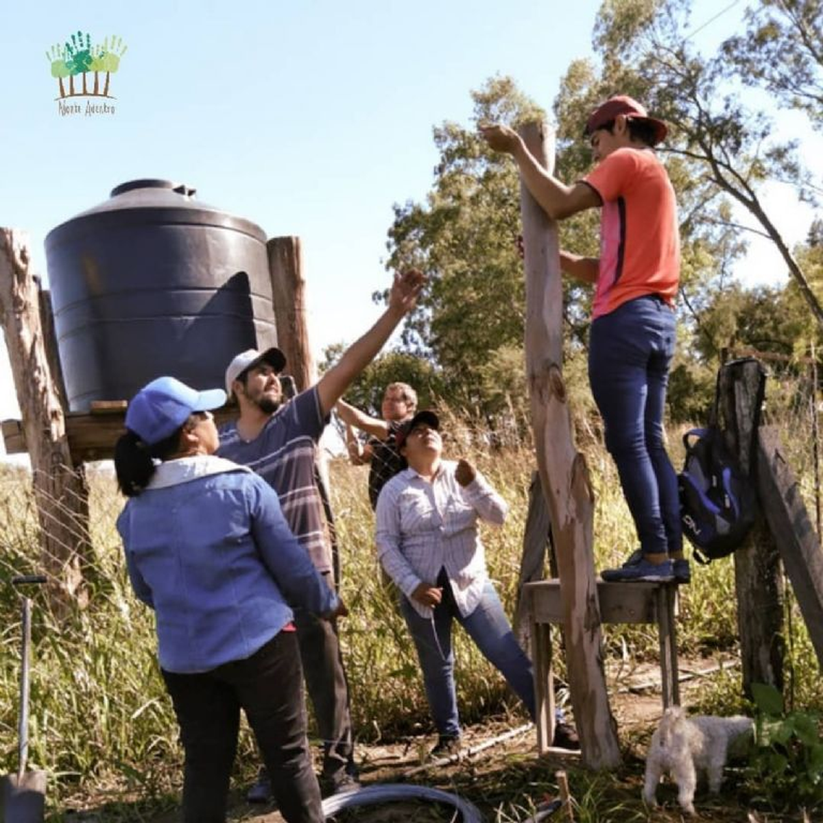 UNA FAMILIA INSTALANDO SU PROPIO TANQUE DE AGUA