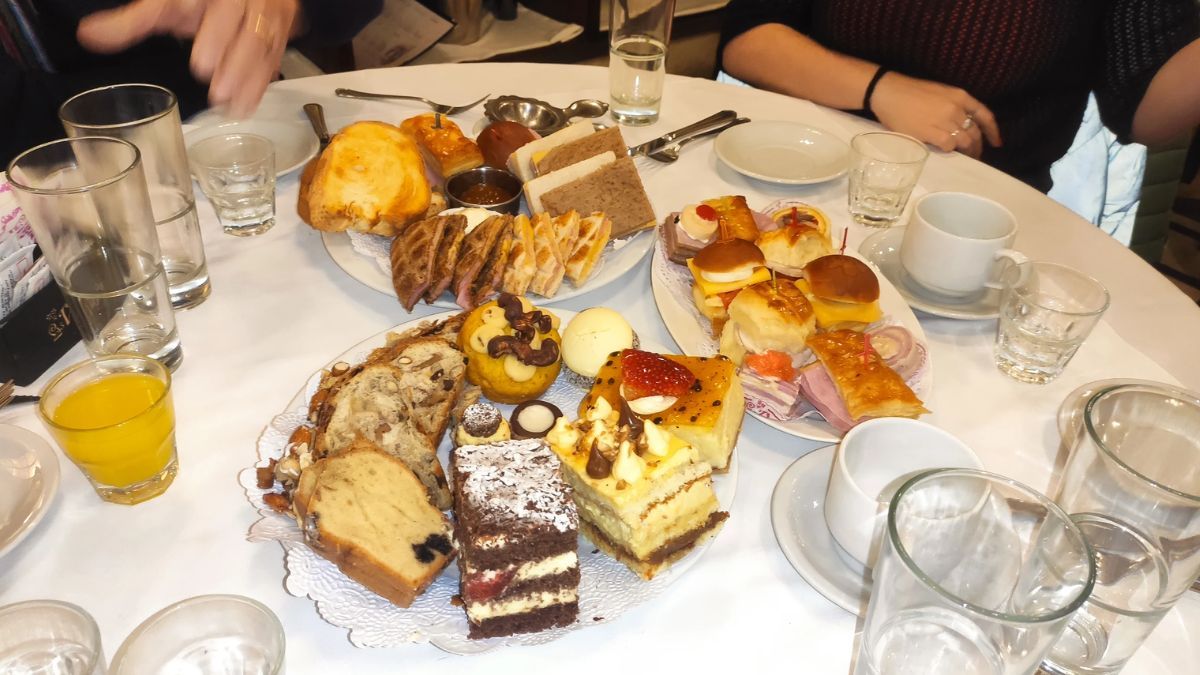 En Las Violetas se puede comer en cualquier horario del día. 