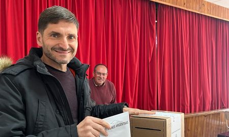 Maximiliano Pullaro dijo que en un eventual balotaje, votaría a Javier Milei en lugar de Sergio Massa. Maximiliano Pullaro dijo que en un eventual balotaje, votaría a Javier Milei en lugar de Sergio Massa.