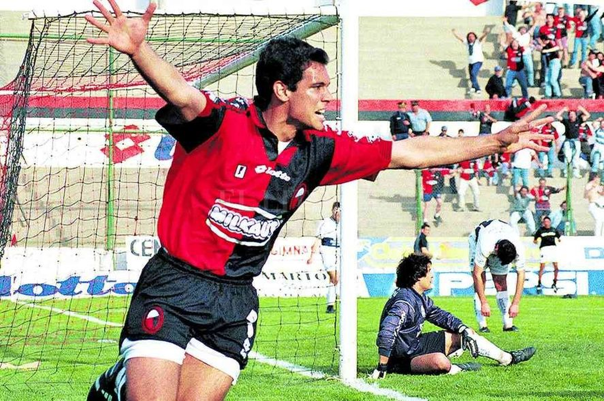 José Sand festejando uno de sus goles en Colón. José Sand festejando uno de sus goles en Colón.