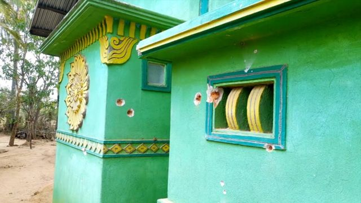 Un edificio en Myanmar plagado de agujeros de bala.