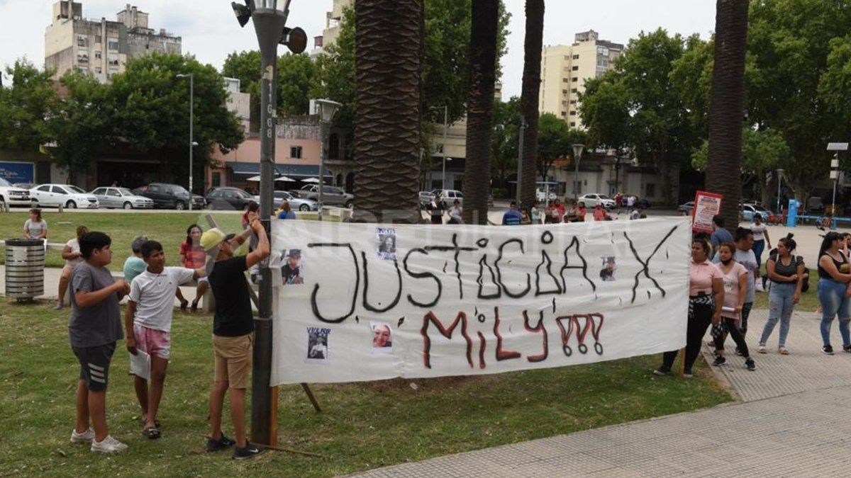 Los familiares y amigos de la víctima pidieron justicia el último viernes en la puerta del Centro de Justicia Penal. Para este lunes organizaron otra marcha para exigir la pronta detención de los prófugos del caso.&nbsp;