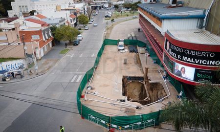 Continúan las obras de Aguas Santafesinas para reparar el socavón en la zona del Club Unión. Continúan las obras de Aguas Santafesinas para reparar el socavón en la zona del Club Unión.
