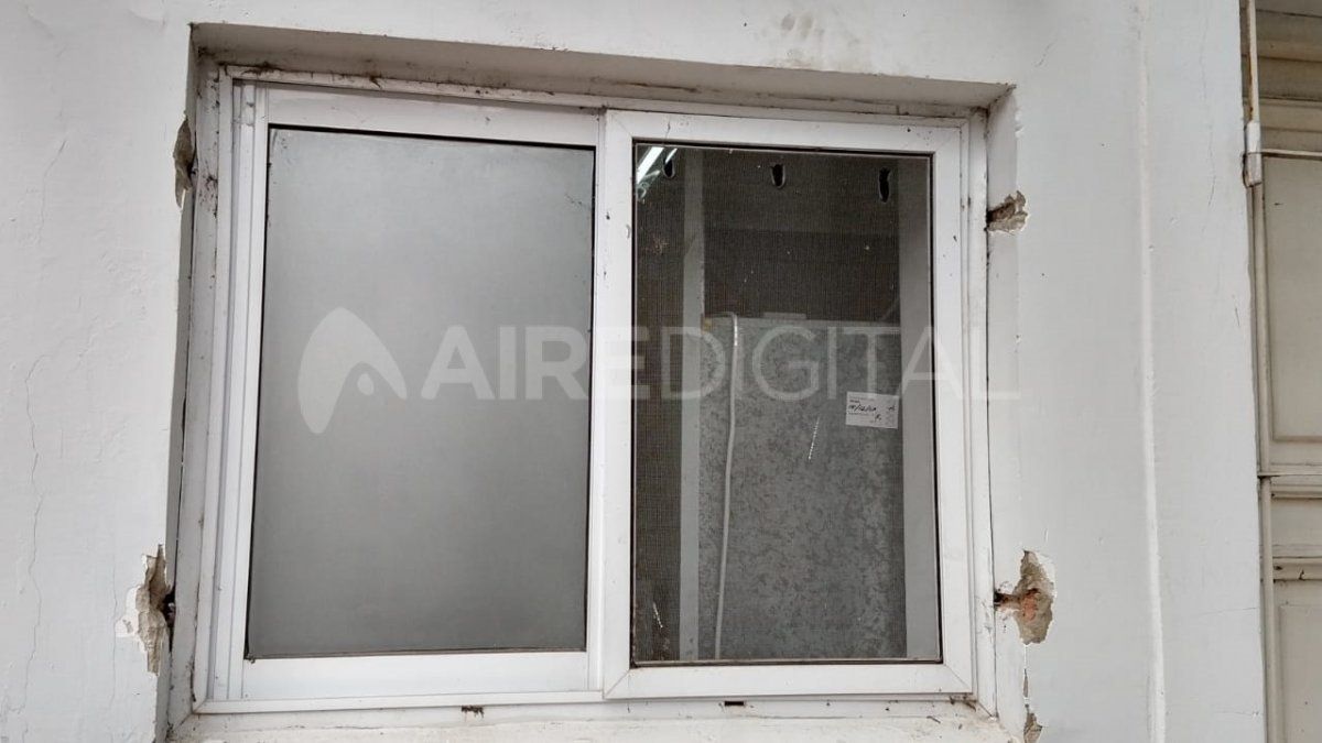 Al parecer, los ladrones arrancaron la reja de una de las ventanas del local y corrieron uno de los exhibidores para poder entrar.