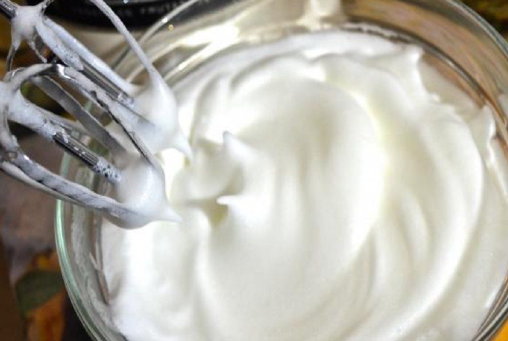 Las claras a punto de nieve aportarán aún más aire a esta torta mojada de chocolate