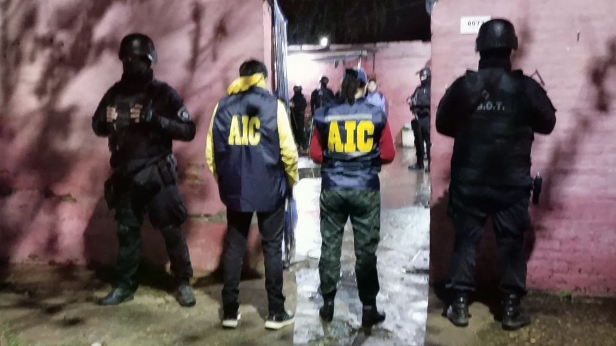 Policías de la AIC en uno de los domicilios allanados. Policías de la AIC en uno de los domicilios allanados.