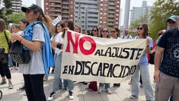 altText(Crisis en discapacidad: paro y movilización de los trabajadores en reclamo de financiamiento)}