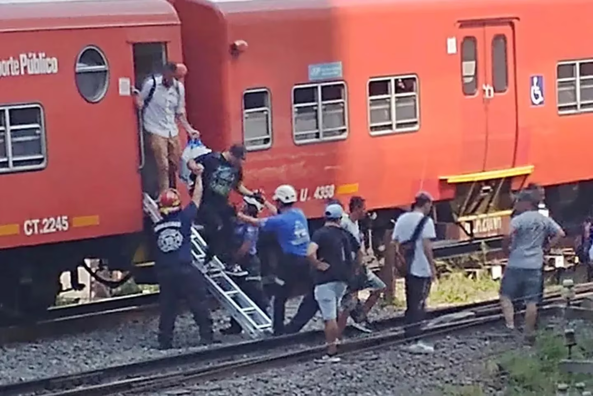 Todos los pasajes abordo del tren fueron evacuados por los bomberos.