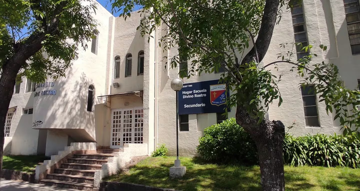 Dos alumnos se escaparon para cumplir un reto de TikTok.Por: twitter Dos alumnos se escaparon para cumplir un reto de TikTok.Por: twitter 