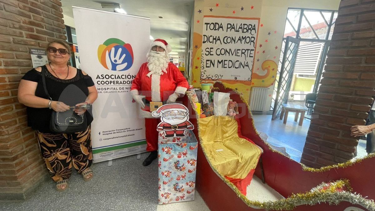 María del Huerto Lamagi, presidenta de la Cámara, junto a Papá Noel. María del Huerto Lamagi, presidenta de la Cámara, junto a Papá Noel.