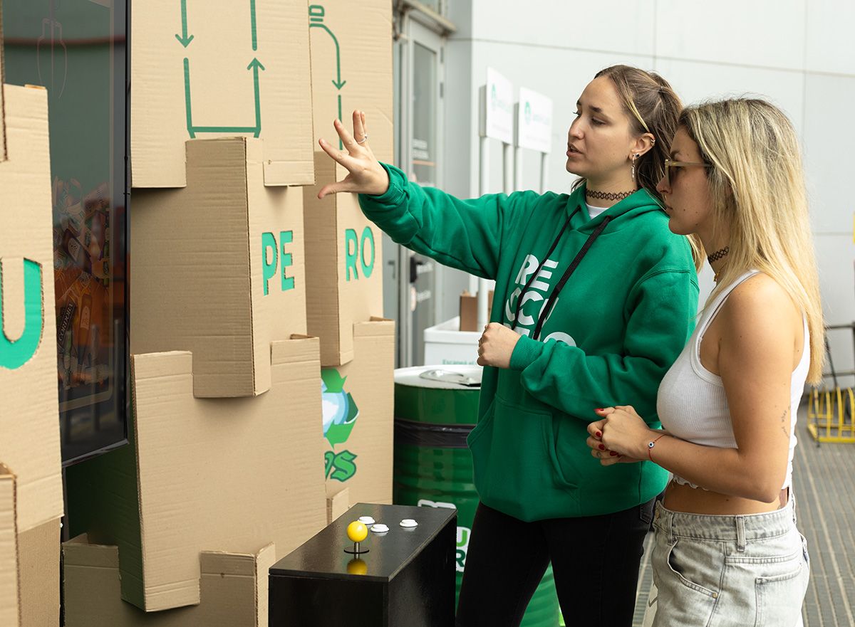 En el Mes del Medio Ambiente, el programa Reccupero puso en marcha diferentes acciones junto con la Municipalidad de Santa Fe para acercar el proyecto a la comunidad y fomentar hábitos sustentables. En el Mes del Medio Ambiente, el programa Reccupero puso en marcha diferentes acciones junto con la Municipalidad de Santa Fe para acercar el proyecto a la comunidad y fomentar hábitos sustentables.