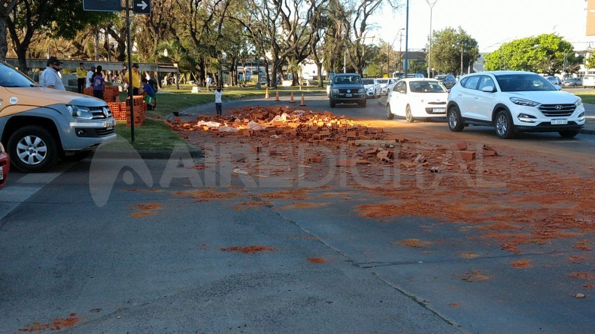 El coche tumbó parte de la carga al doblar en la curva a la altura del ingreso al Puerto de Santa Fe. 