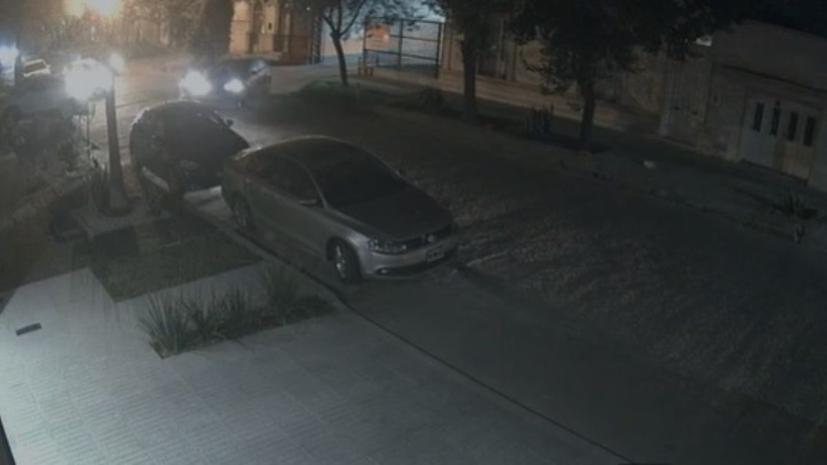 Buscan a la conductora de un auto que se fugó tras chocar a un motociclista