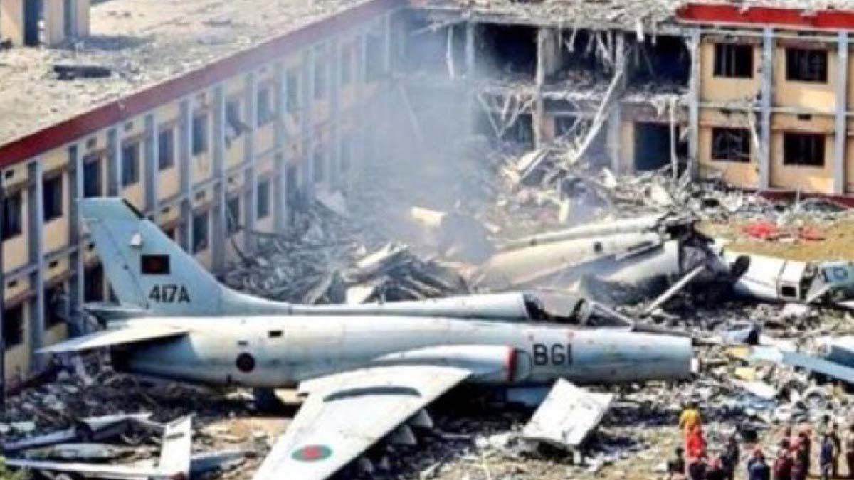 El avión, parcialmente destrozado, en medio del colegio. El avión, parcialmente destrozado, en medio del colegio.
