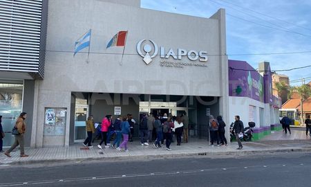 Este jueves por la mañana, profesionales del Colegio de Terapistas ocupaciones marcharon hasta la sede de Iapos. Este jueves por la mañana, profesionales del Colegio de Terapistas ocupaciones marcharon hasta la sede de Iapos.