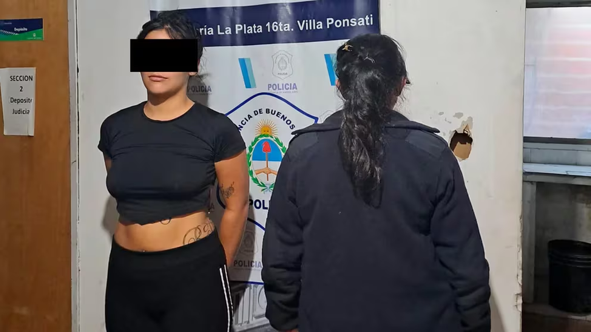 La joven que agredió a la cajera tiene 19 años. La joven que agredió a la cajera tiene 19 años. 