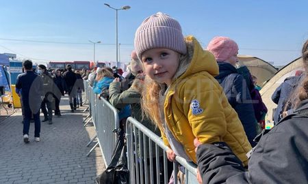 En la frontera, los refugiados ucranianos, que en la mayoría de los casos son niños y mujeres, reciben alimentos y los asesoran para trasladarse al interior de Polonia. En la frontera, los refugiados ucranianos, que en la mayoría de los casos son niños y mujeres, reciben alimentos y los asesoran para trasladarse al interior de Polonia.