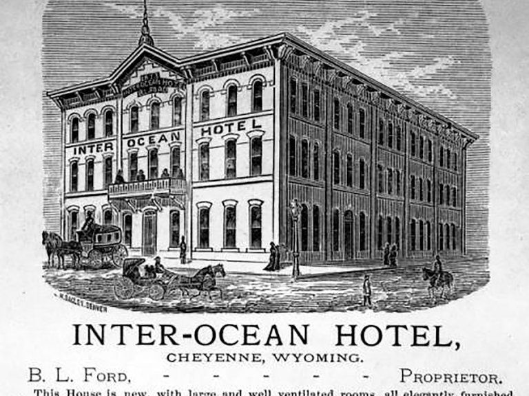 El hotel Inter-Ocean en Cheyenne, Wyoming. Ford se dio cuenta del potencial del ferrocarril y levantó un hotel donde se hacían las paradas. El anuncio dice que el tren esperaba a los pasajeros que bajaban a almorzar y luego continuaba el viaje.