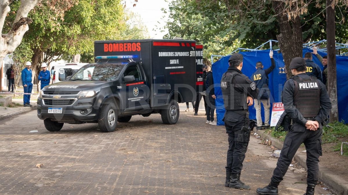 Policías y peritos en la escena del crimen de Franco Demarchi. 