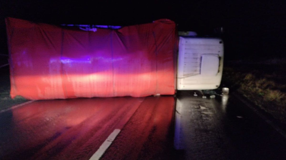 El camión bloqueó la cinta asfáltica y obligó a cortar el tránsito durante algunas horas en la ruta nacional 11.