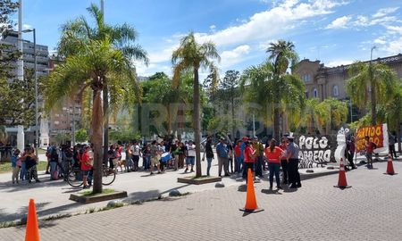 La protesta del Polo Obrero se concentró en la Plaza 25 de Mayo, frente a Casa de Gobierno. La protesta del Polo Obrero se concentró en la Plaza 25 de Mayo, frente a Casa de Gobierno.