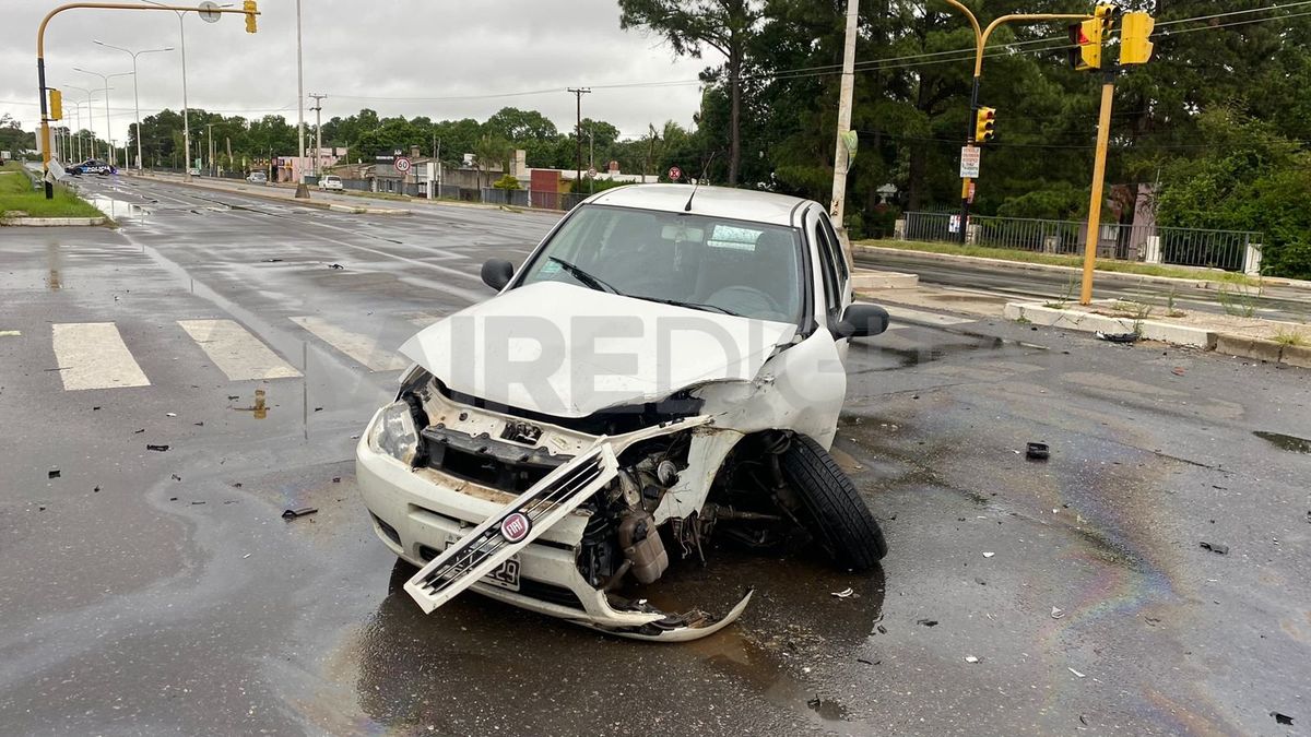 Fuerte choque entre dos autos en Ruta 1 kilómetro 5. Fuerte choque entre dos autos en Ruta 1 kilómetro 5.
