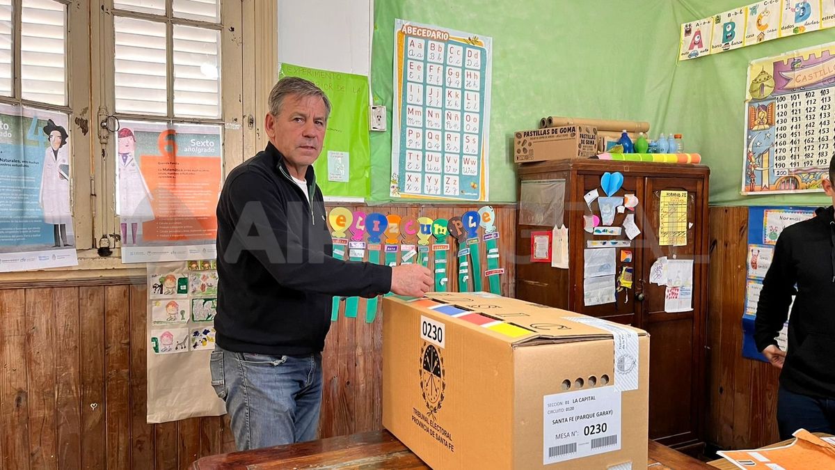 Jatón votó este domingo en la escuela Beleno y dijo que seguirá en la política porque tiene muchos proyectos en marcha. 