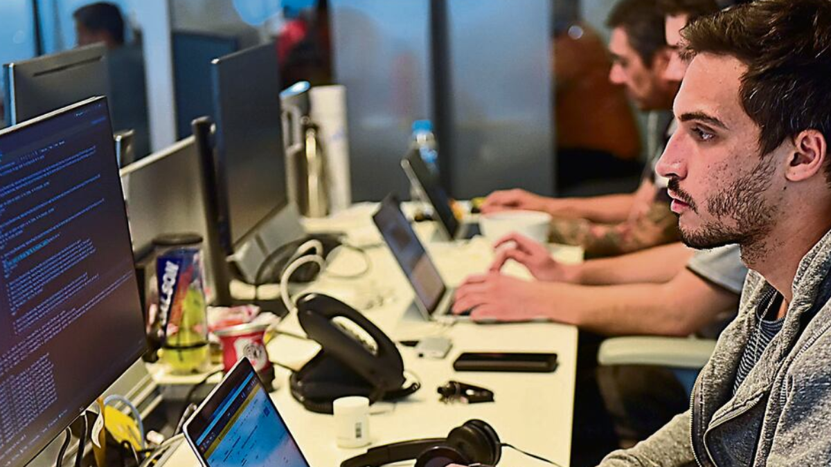 Creó una empresa donde los empleados son rentados y fingen que trabajan