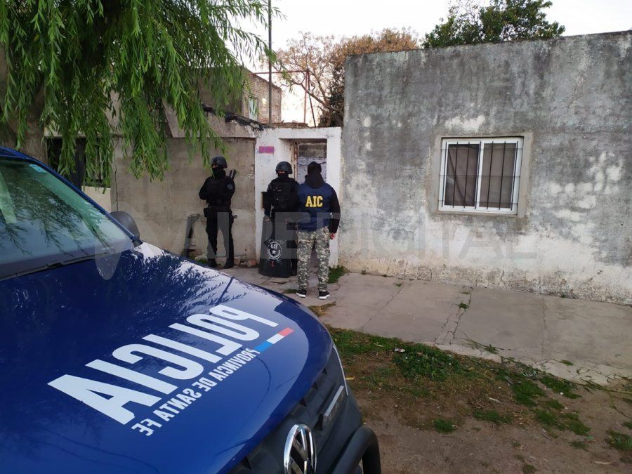 Además de la detención del sospechoso, se logró el secuestro de una cuchilla y de prendas de vestir