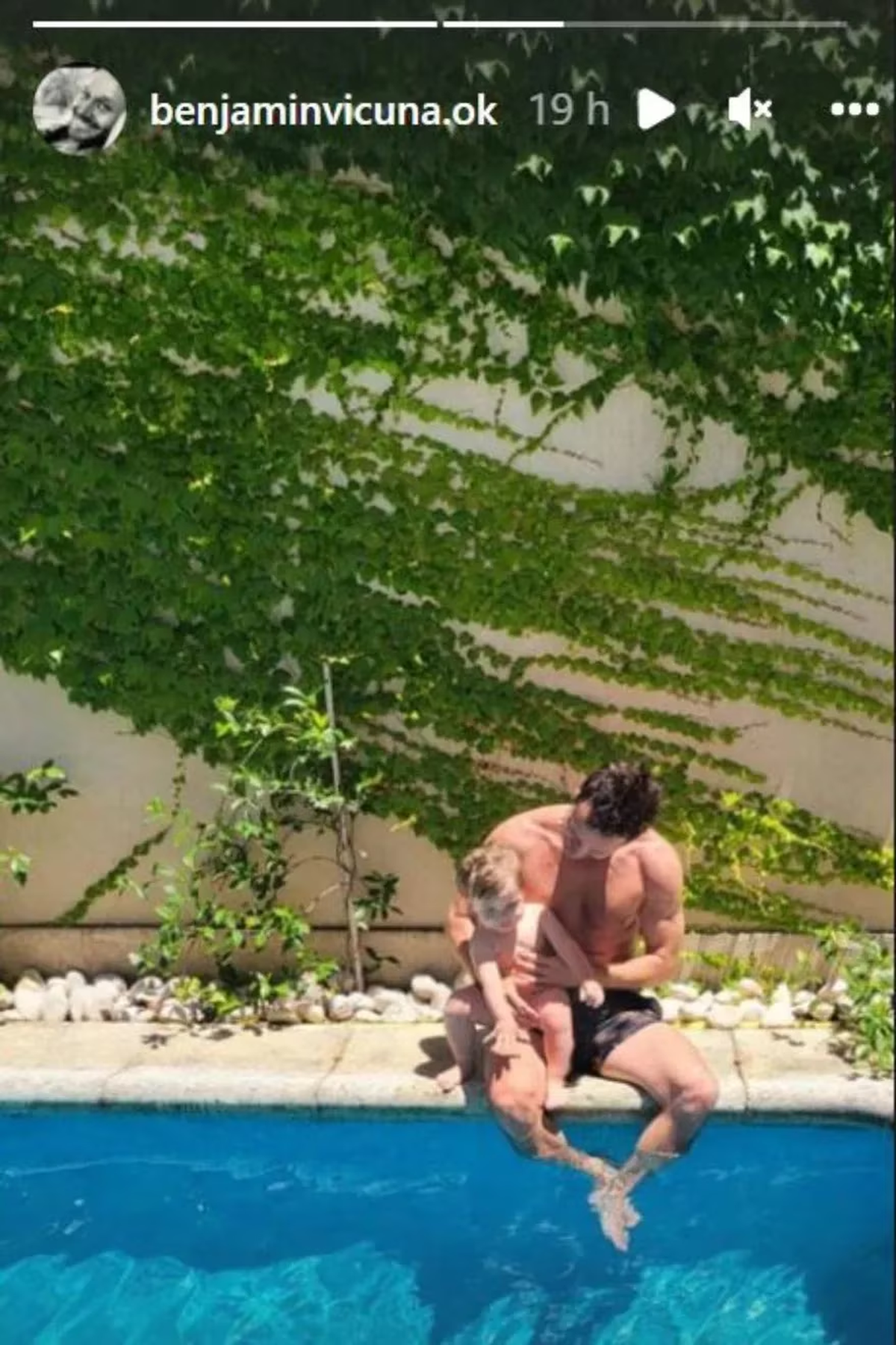 El exterior de la casa cuenta con un patio, pileta, terraza y parrilla.