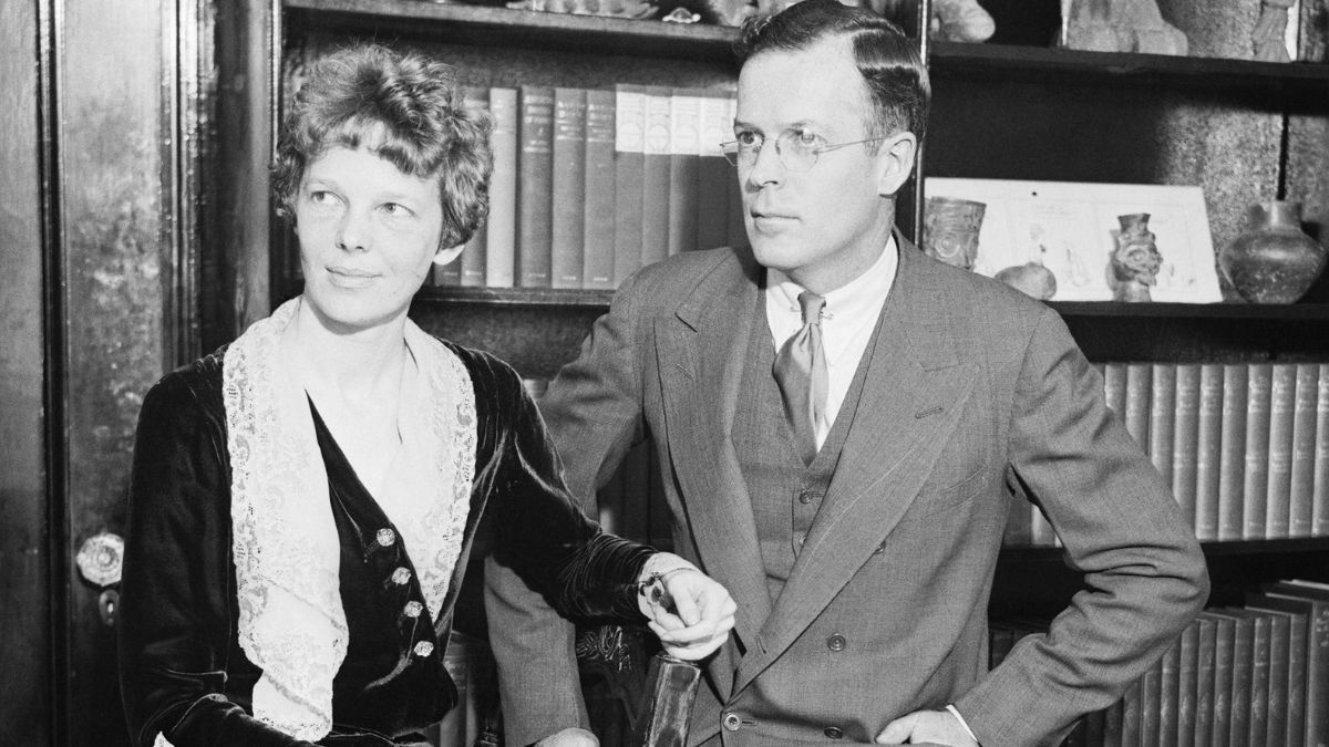 El 7 de febrero de 1931, Earhart se casó con el escritor, editor de libros y publicista George Putnam –divorciado y con dos hijos de su matrimonio anterior– después de que él se lo propusiera seis veces. Putnam explotó enormemente la imagen de Amelia, quien encabezó muchas campañas de marketing y obtuvo grandes ingresos publicitarios. El 7 de febrero de 1931, Earhart se casó con el escritor, editor de libros y publicista George Putnam –divorciado y con dos hijos de su matrimonio anterior– después de que él se lo propusiera seis veces. Putnam explotó enormemente la imagen de Amelia, quien encabezó muchas campañas de marketing y obtuvo grandes ingresos publicitarios.