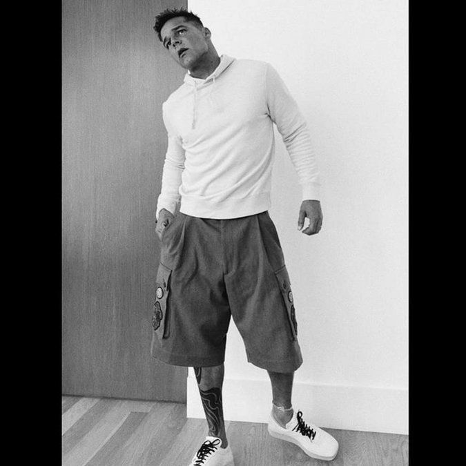 Ricky Martin: buzo canguro, bermudas y zapatillas.