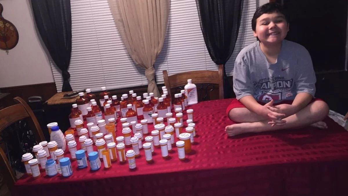 ¡Emocionante! Niño de 9 años rompe en llanto al tomar la última pastilla de quimioterapia