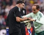 Dibu Martínez reveló que se lesionó en la entrada del calor antes del histórico triunfo ante Friburgo en la final de la Europa League en Turquía. Dibu Martínez reveló que se lesionó en la entrada del calor antes del histórico triunfo ante Friburgo en la final de la Europa League en Turquía.