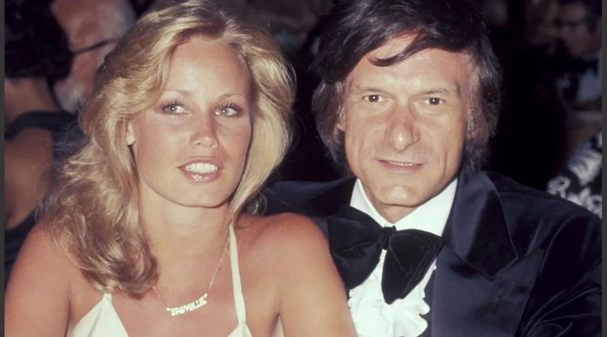 Theodore junto a Hugh Hefner