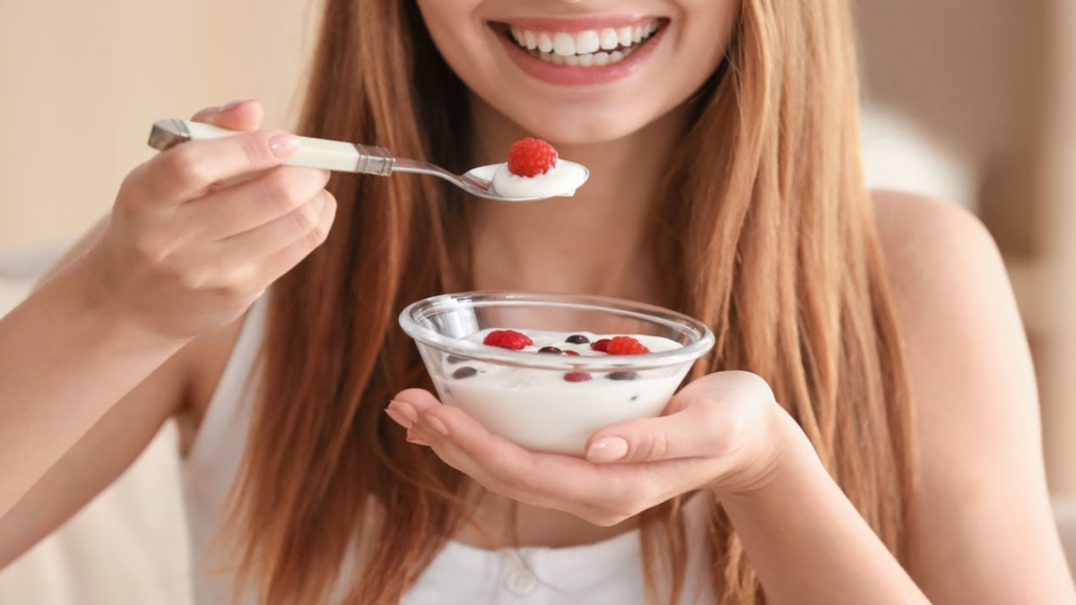 Los probióticos del yogur fortalecen la microbiota intestinal y mejoran la respuesta del sistema inmune.