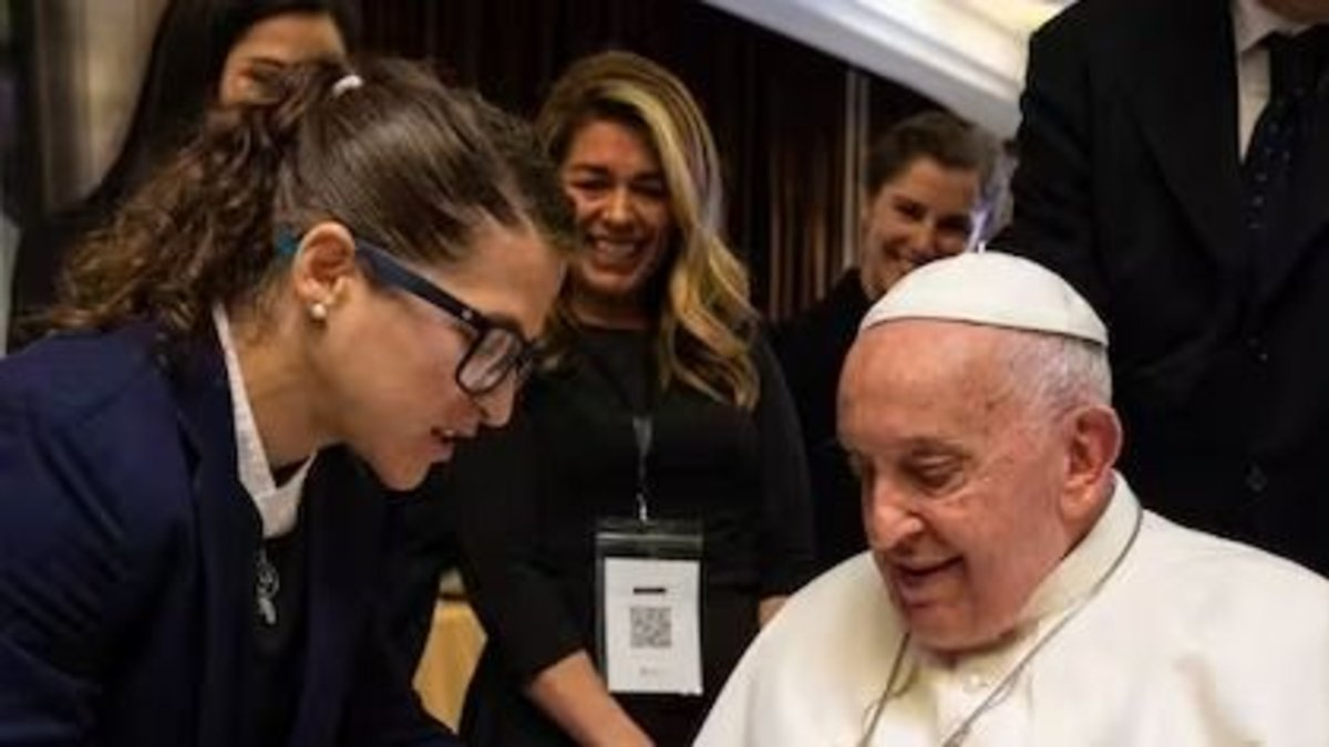 Paula Pareto junto al Papa Francisco. Paula Pareto junto al Papa Francisco.