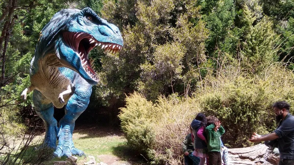 Vacaciones en Bariloche: el parque de dinosaurios en medio de la Patagonia que sorprende a los niños
