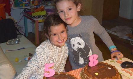 sus hijas nacieron el mismo dia, con tres anos de diferencia, por parto natural sus hijas nacieron el mismo dia, con tres anos de diferencia, por parto natural