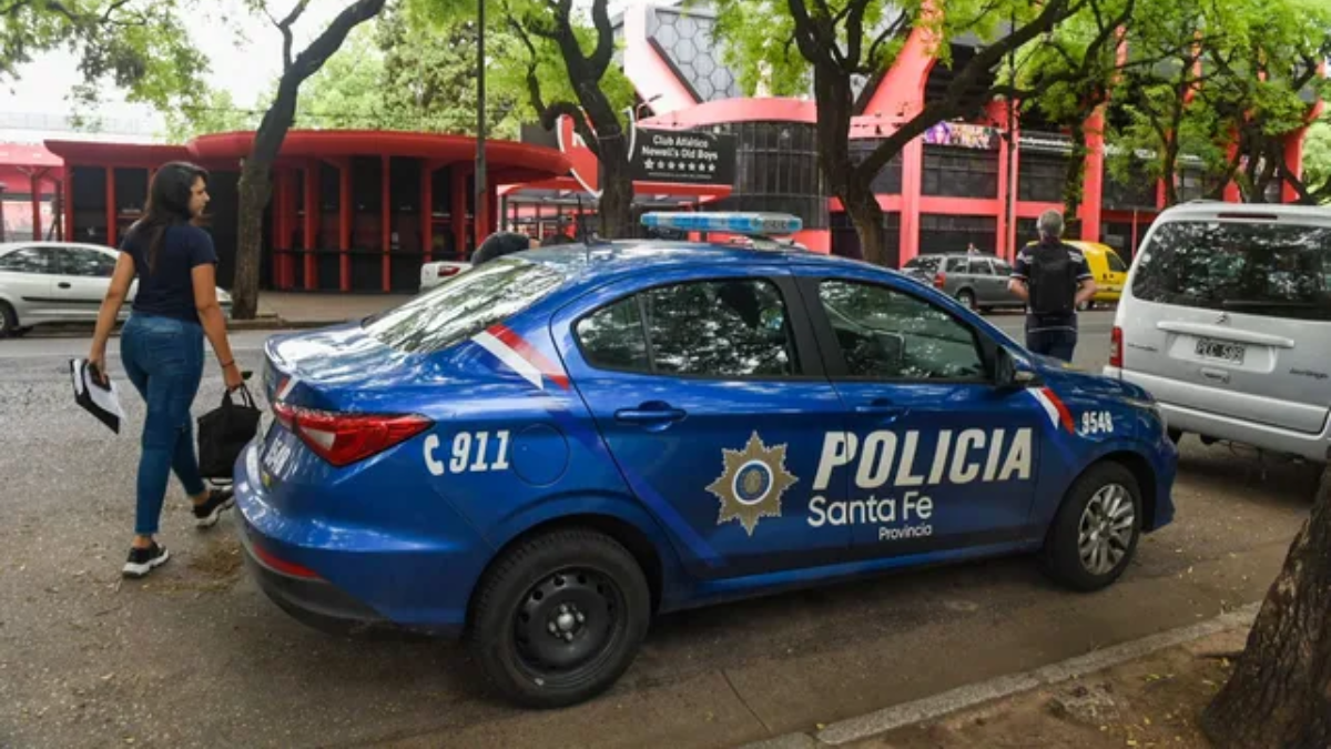 El lugar frente al estadio de Newell’s donde fue asesinado el músico callejero Lorenzo “Jimi” Altamirano, en febrero de 2023.