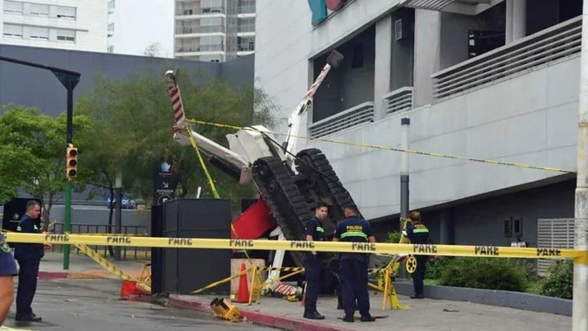El hecho ocurrió mientras pasaba por la puerta de un shopping de la capital uruguaya.