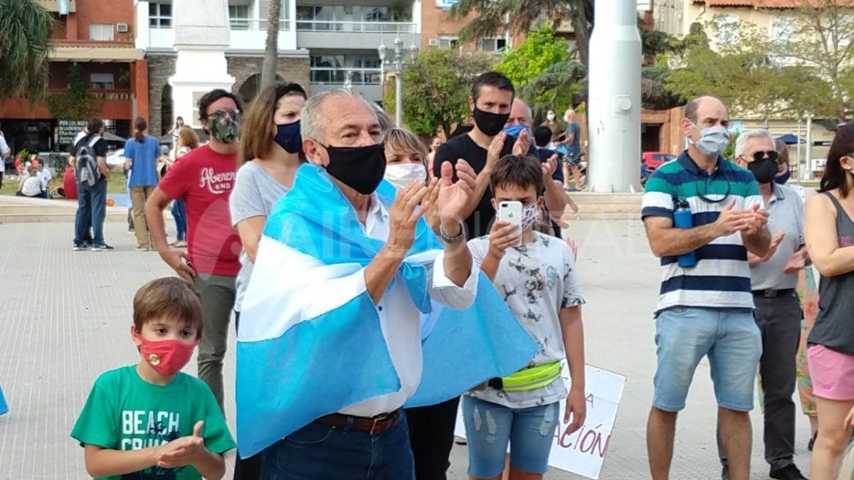 El ex intendente Barletta en la marcha por el regreso a las clases presenciales en Santa Fe.